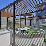 Zainab - Modern City Centre Aprt- City And Mountain Views!